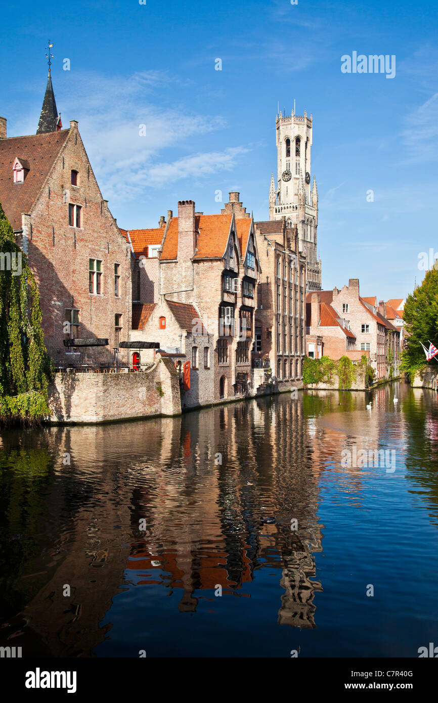 El famoso clásico icónico vista del campanario de la Rosaire Rozenhoedkaai, Muelle, Muelle del Rosario en Brugge, Brujas, Bélgica Foto de stock