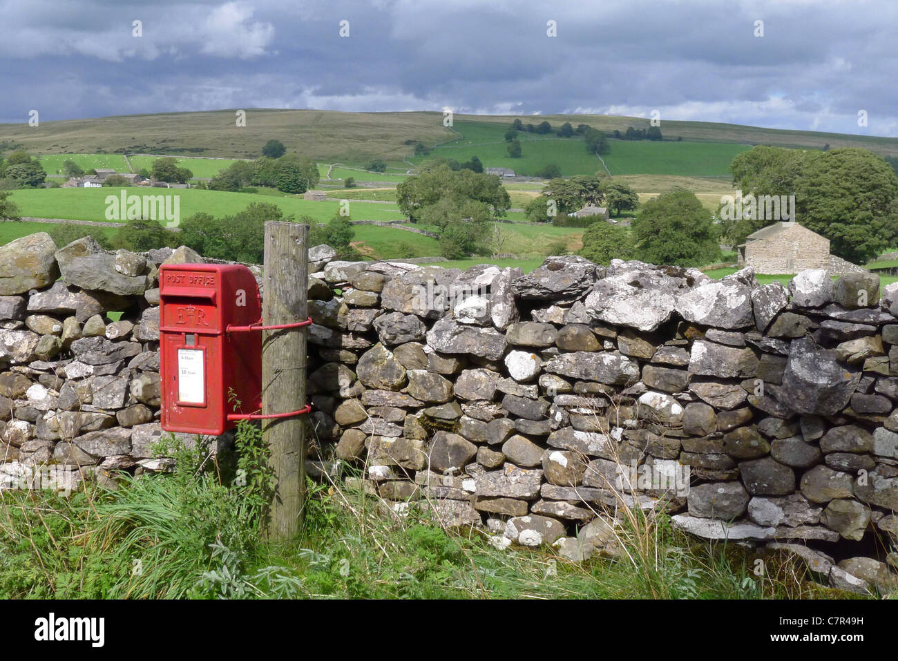 Un cuadro de Royal Mail post atada a un poste en una remota área cerca Ravenstonedale Kirkby-Stephen, Cumbria Yorkshire Dales UK Foto de stock