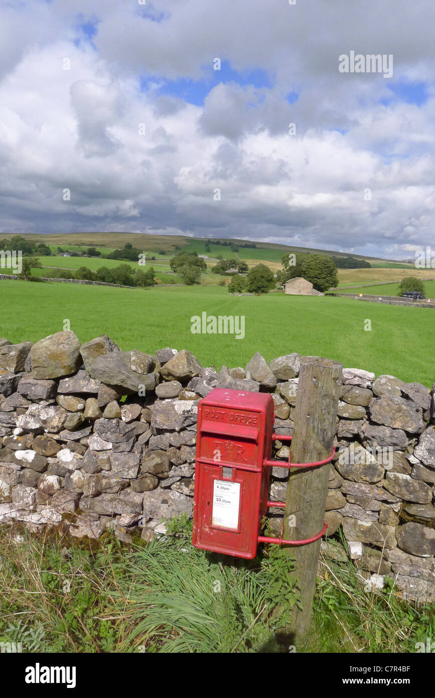 Un cuadro de Royal Mail post atada a un poste en una remota área cerca Ravenstonedale Kirkby-Stephen, Cumbria Yorkshire Dales UK Foto de stock