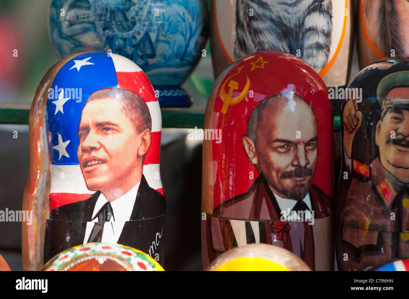 Muñecas rusas con el Presidente de Estados Unidos, Barack Obama, a la venta en mercado de Odessa, Ucrania. Foto de stock