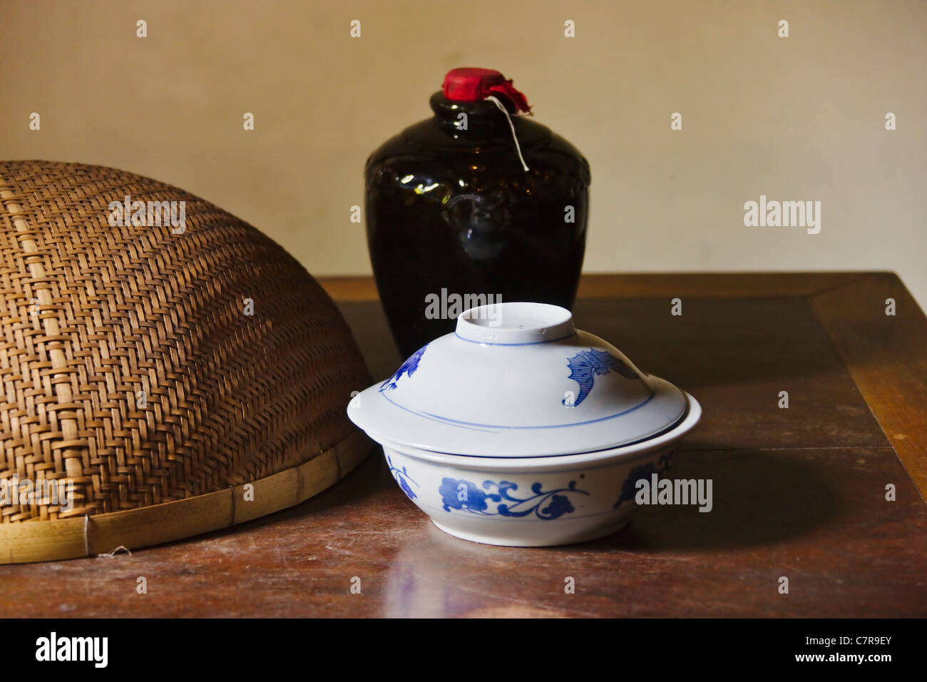 Mesa de comedor en la residencia tradicional, Geyuan Jardín, Yangzhou, provincia de Jiangsu, China Foto de stock