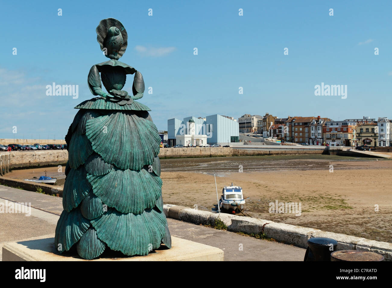 Estatua de Mrs Booth, la Shell Lady of Margate, la galería de arte contemporáneo Turner en el fondo, el muelle de piedra, Margate, Kent, Inglaterra, Reino Unido Foto de stock