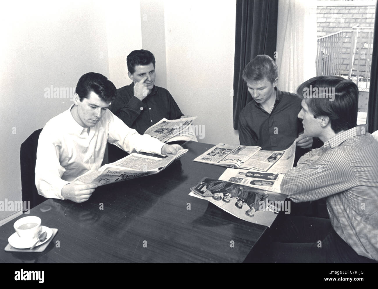 Los investigadores del grupo de pop británico en 1964. De izquierda a Mike Pender, Tony Jackson,John McNally, Chris Curtis. Foto Tony Gale Foto de stock