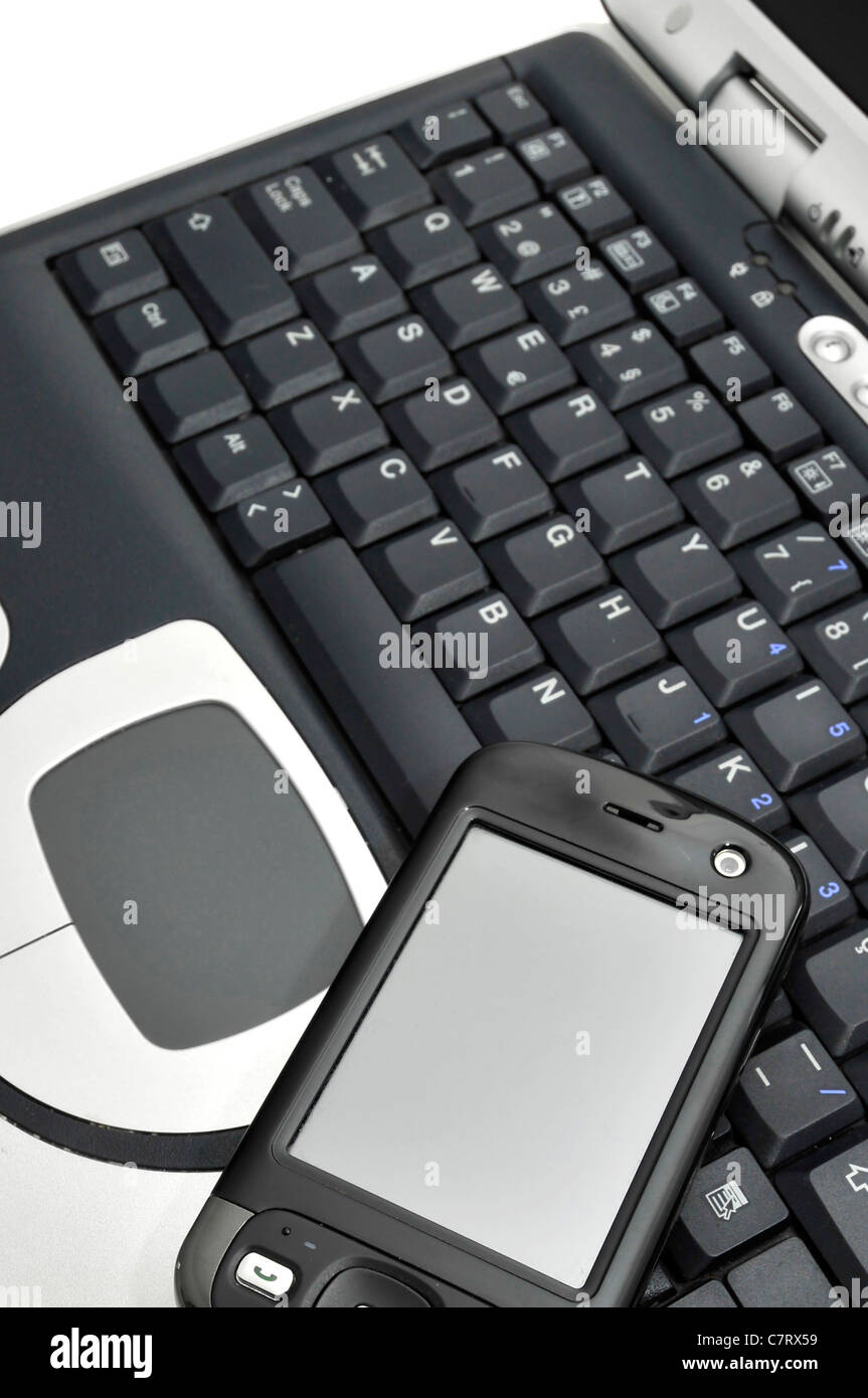 Mobile en un teclado portátil Foto de stock