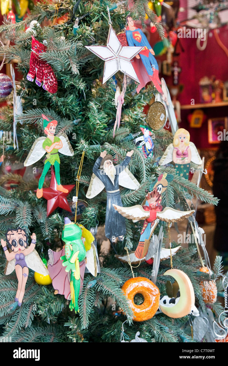 Caprichosos adornos del árbol de artesanía moderna incluyendo los  personajes de tiras cómicas & bagel aparece en el árbol de navidad decorado  Fotografía de stock - Alamy