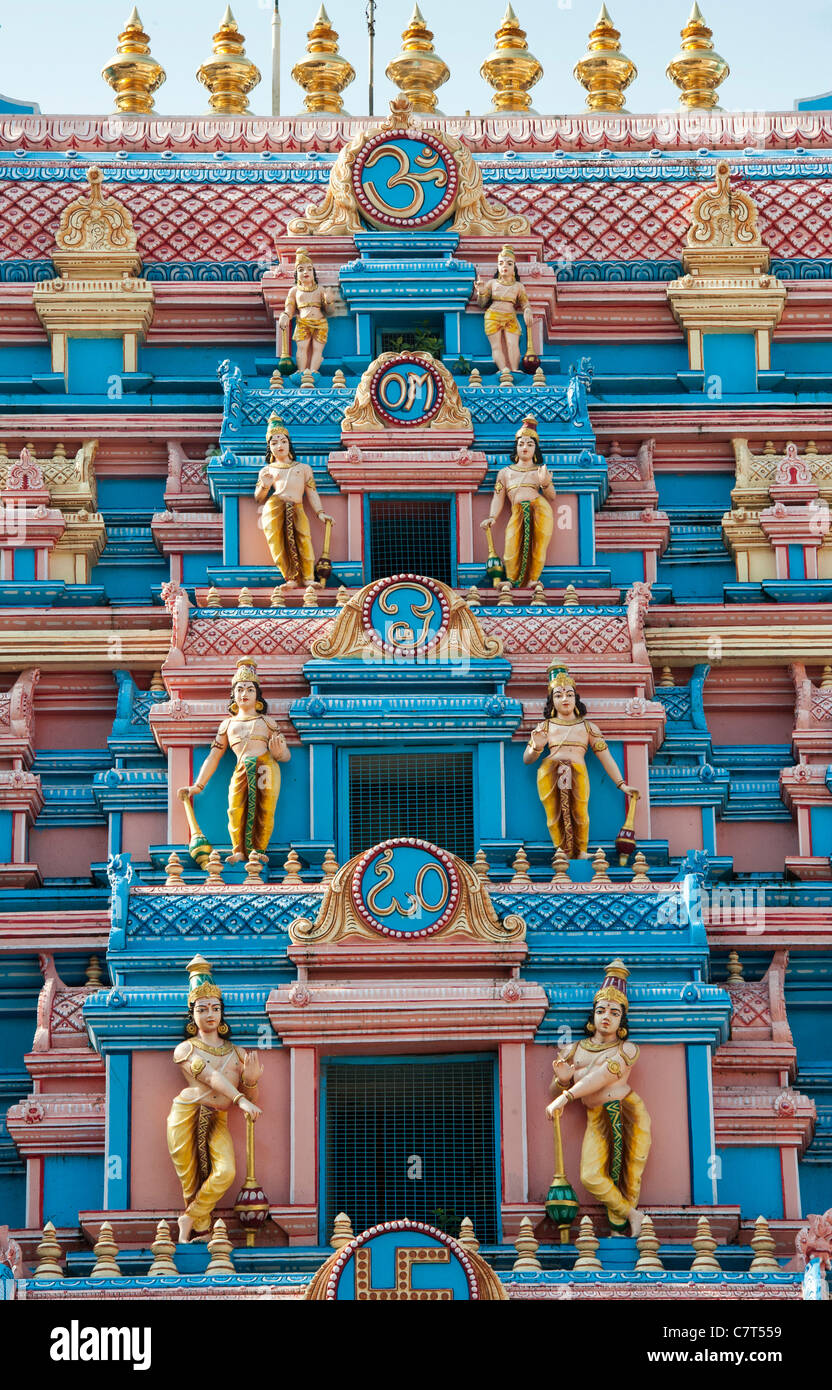 La arquitectura del templo gopuram indio en la ciudad india de Puttaparthi Sur mostrando la escultura hindú Foto de stock