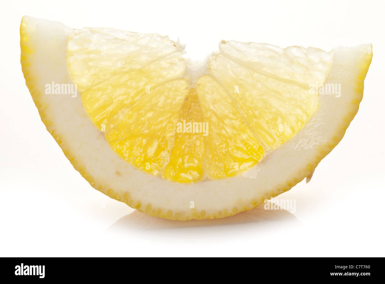 Rodaja de limón sobre un fondo blanco. Foto de stock