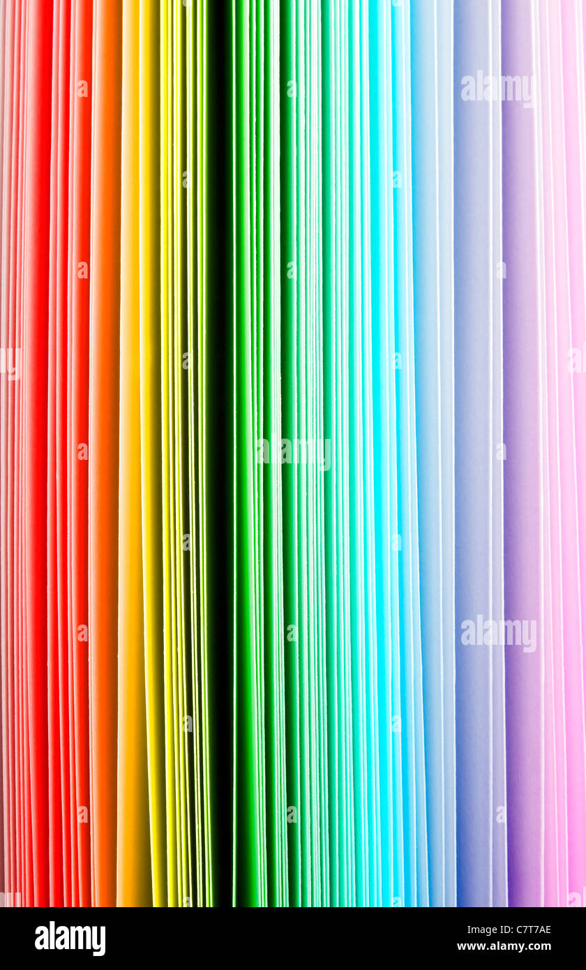 El espectro de los colores del arco iris de papel grueso extremos, de rojo a púrpura Foto de stock