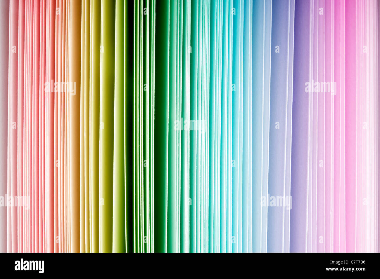 El espectro de los colores del arco iris de papel grueso extremos, de rojo a púrpura Foto de stock