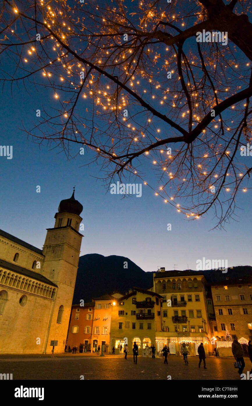 Italia, Trentino Alto Adige, Trento, la plaza del Duomo al atardecer Foto de stock