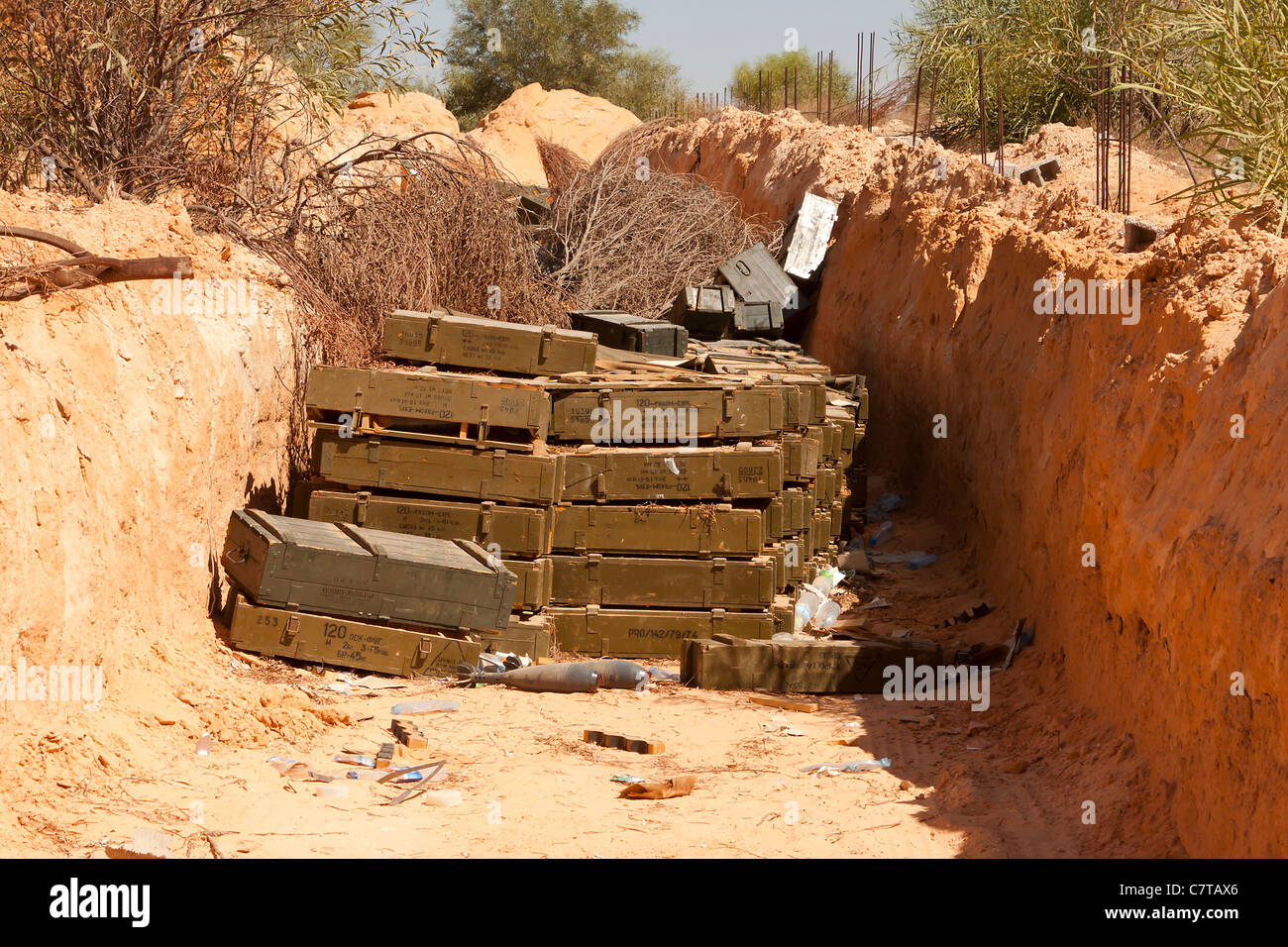 Libia Trípoli 120mm de alto explosivo col mortero Gaddafi conflicto civil guerra Gadafi Foto de stock