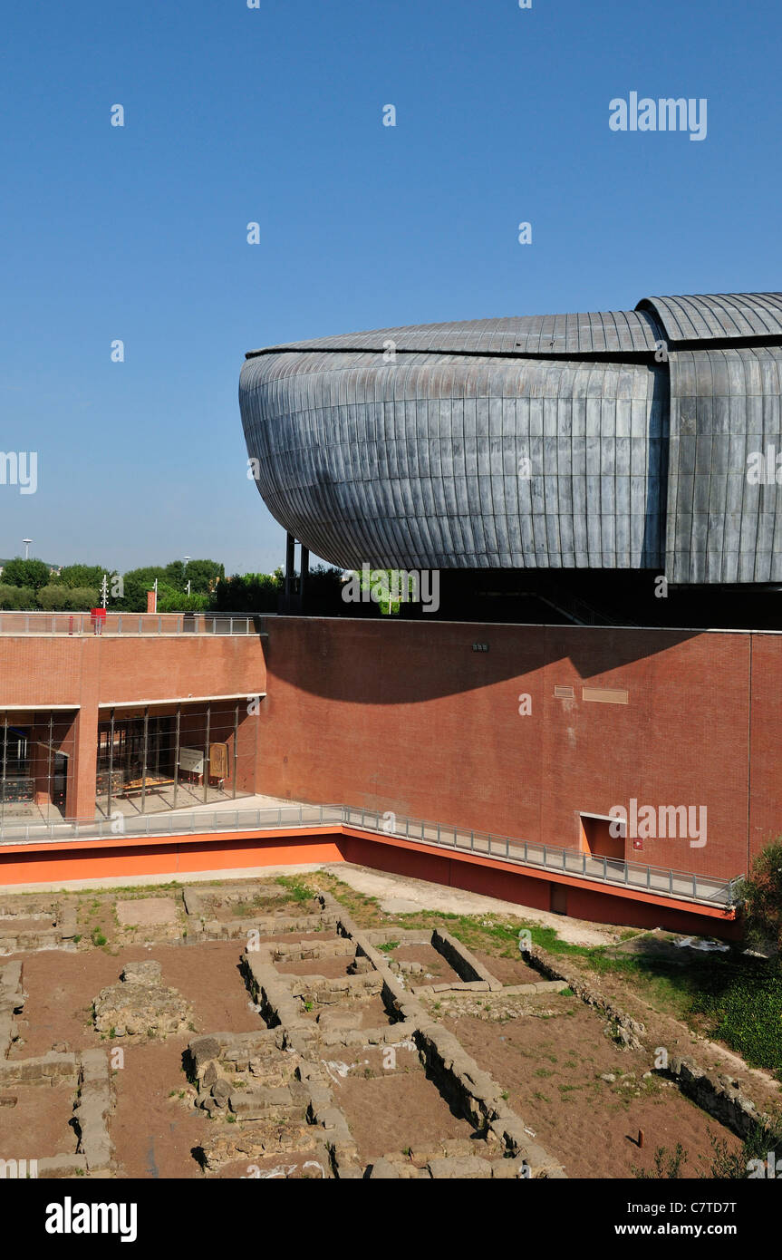 Roma. Italia. Auditorio Parco della Musica, diseñado por Renzo Piano y los  restos de una antigua villa romana Fotografía de stock - Alamy