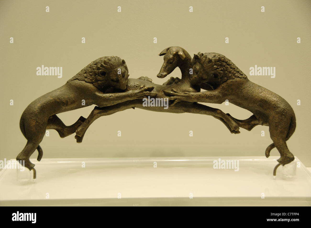 El arte griego del siglo V . en Grecia. Empuñadura de baño de bronce que  representan dos leones devorando un ciervo (c. 480 BC Fotografía de stock -  Alamy