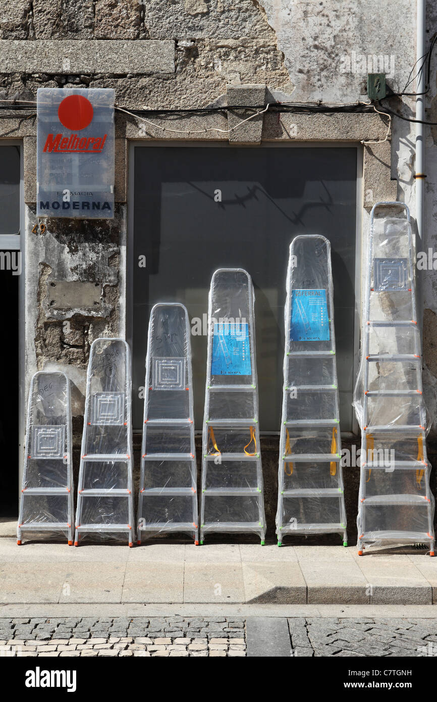 Escaleras para su venta fuera de una tienda en Ponte da Barca, Minho, Portugal. Foto de stock