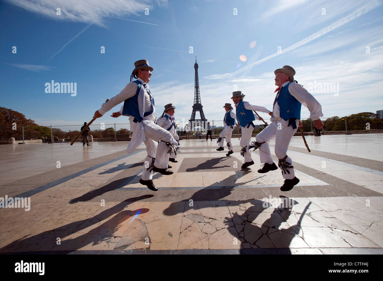 Hexham Hexham y Morris Men Lassies Shire en el Trocadero en París, Francia, con la Torre Eiffel como telón de fondo. Foto de stock