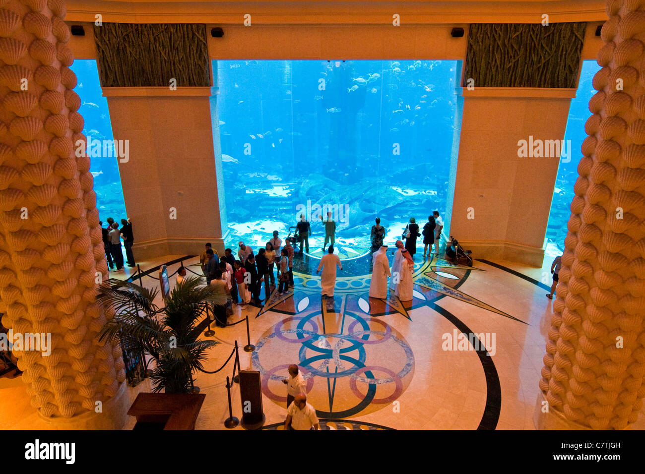 Dubai, Emiratos Árabes Unidos, el acuario en el Atlantis Palm Hotel Foto de stock