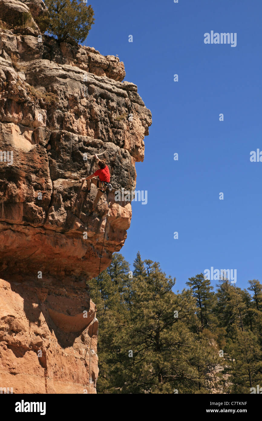 Macho escalador escalada en un acantilado de piedra caliza en el hoyo, Northern Arizona Foto de stock