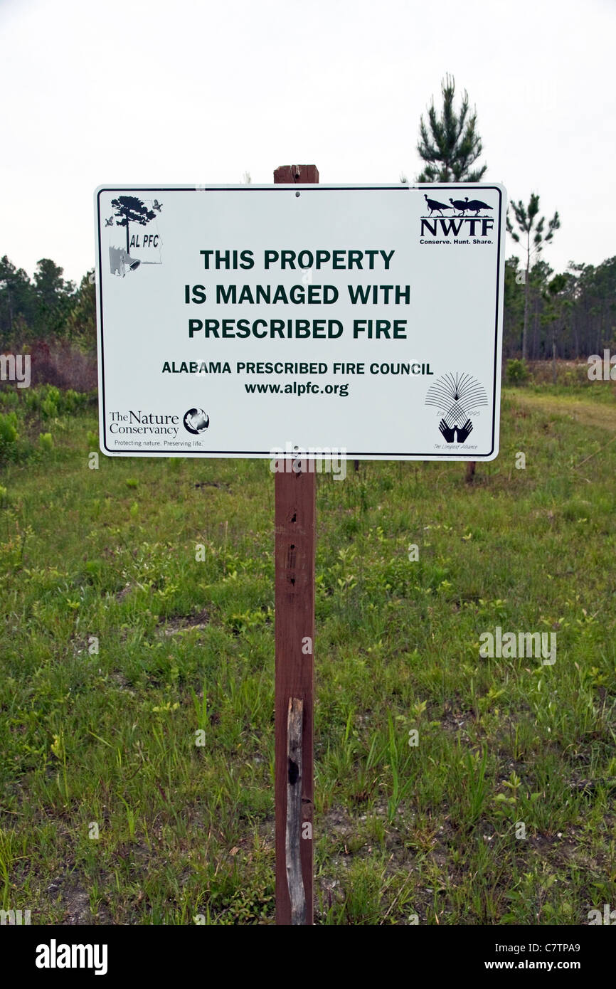 Signo que indica el área natural circundante está sujeto a quemas controladas como herramienta de gestión de hábitat de vida silvestre Alabama, EE.UU. Foto de stock