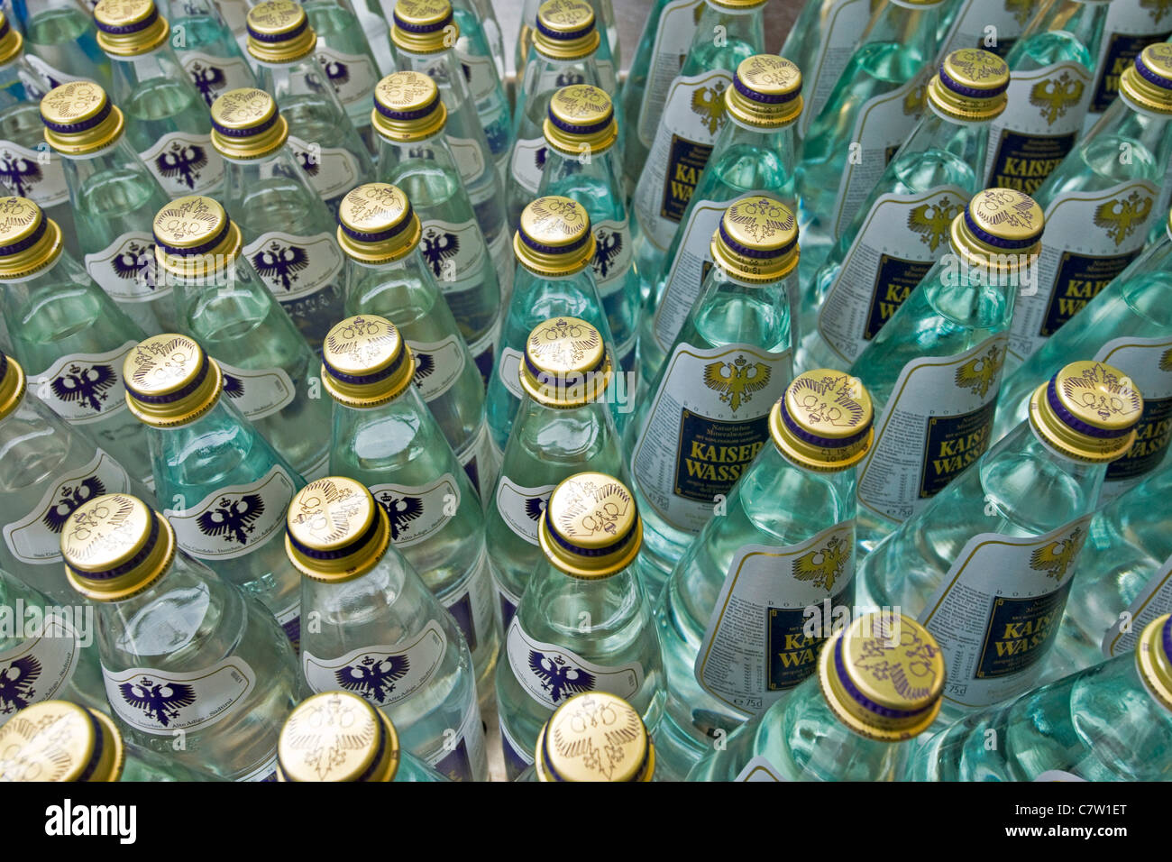 Botellas de agua mineral Foto de stock