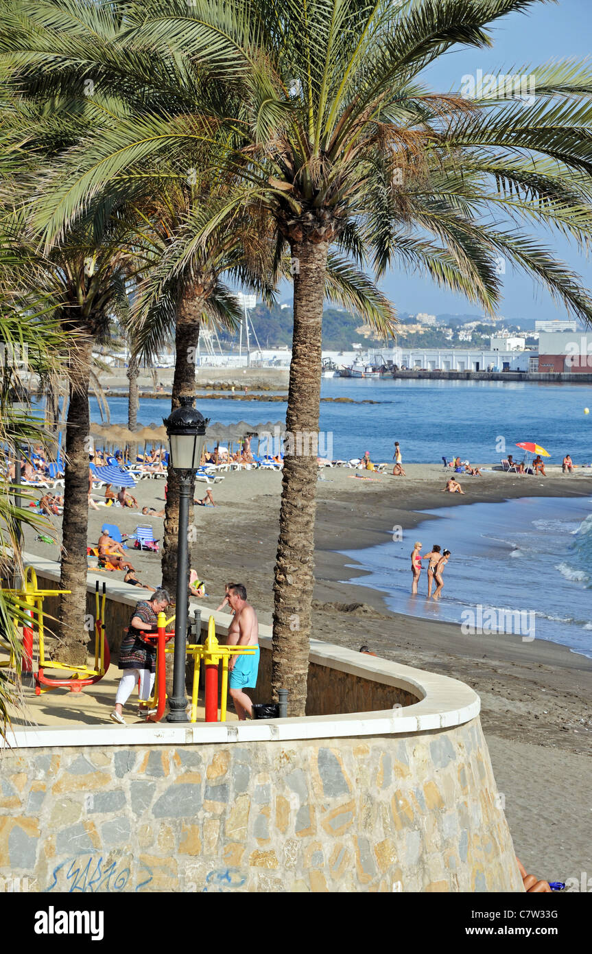 Equipo de ejercicio en el borde de la playa en Marbella, Costa del Sol, Málaga, Andalucía, España, Europa Occidental. Foto de stock