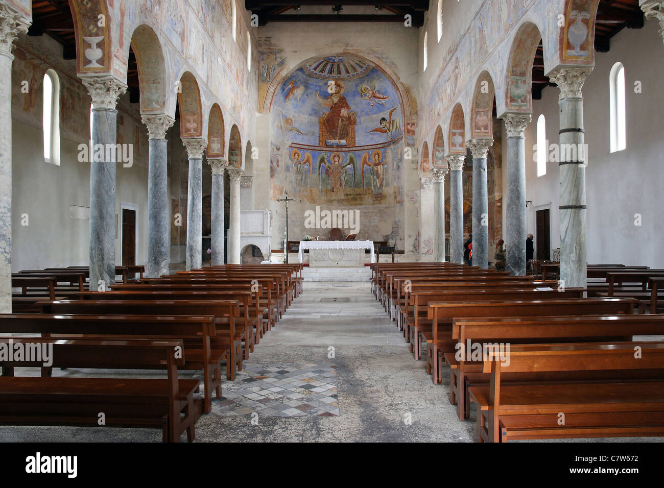 Italia, Campania, Capua, interiores de Sant'Angelo in Formis iglesia  Fotografía de stock - Alamy