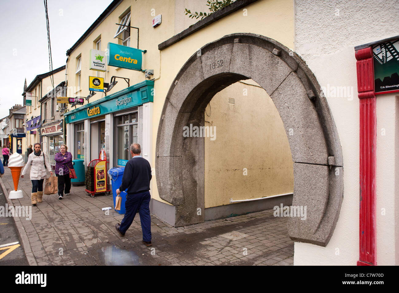 Irlanda, Co Wicklow, Blessington, calle principal, con forma de herradura, con arcada de piedra antigua aldea forge Foto de stock