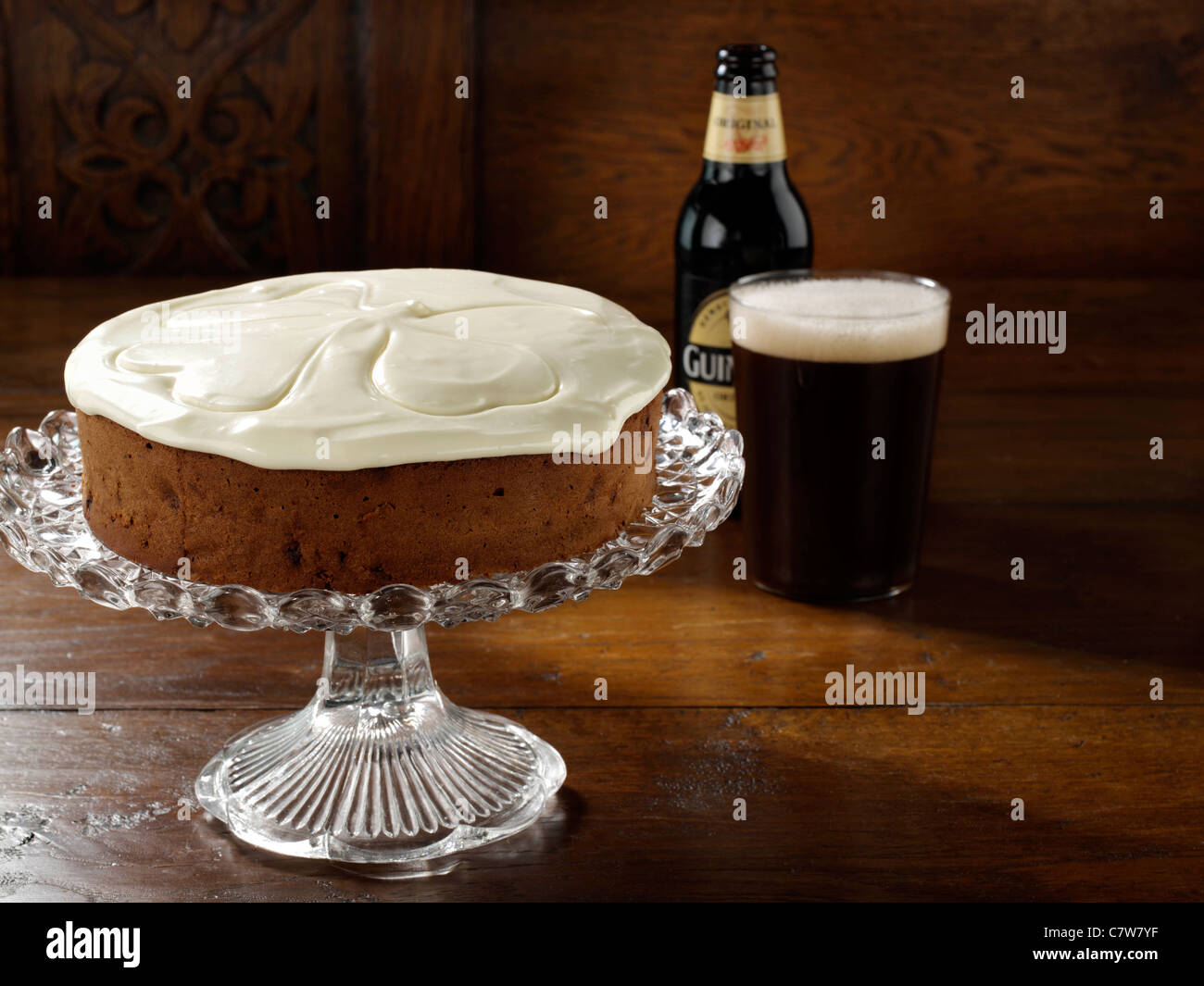 Toda la Guinness pastel de frutas con un vaso de cerveza Fotografía de  stock - Alamy