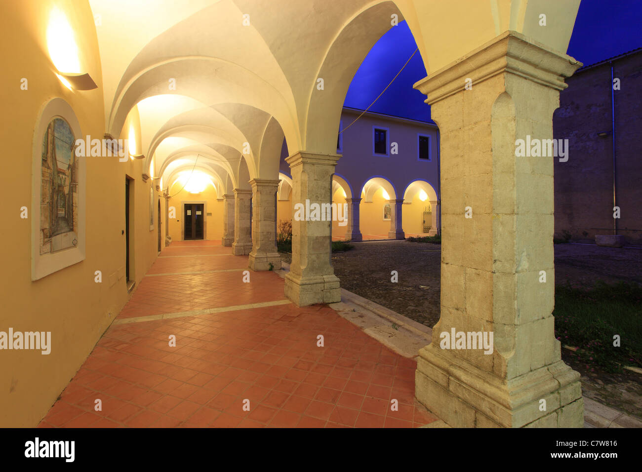 Italia, Campania, Taurasi, Santissimo Rosario iglesia, el claustro al  atardecer Fotografía de stock - Alamy