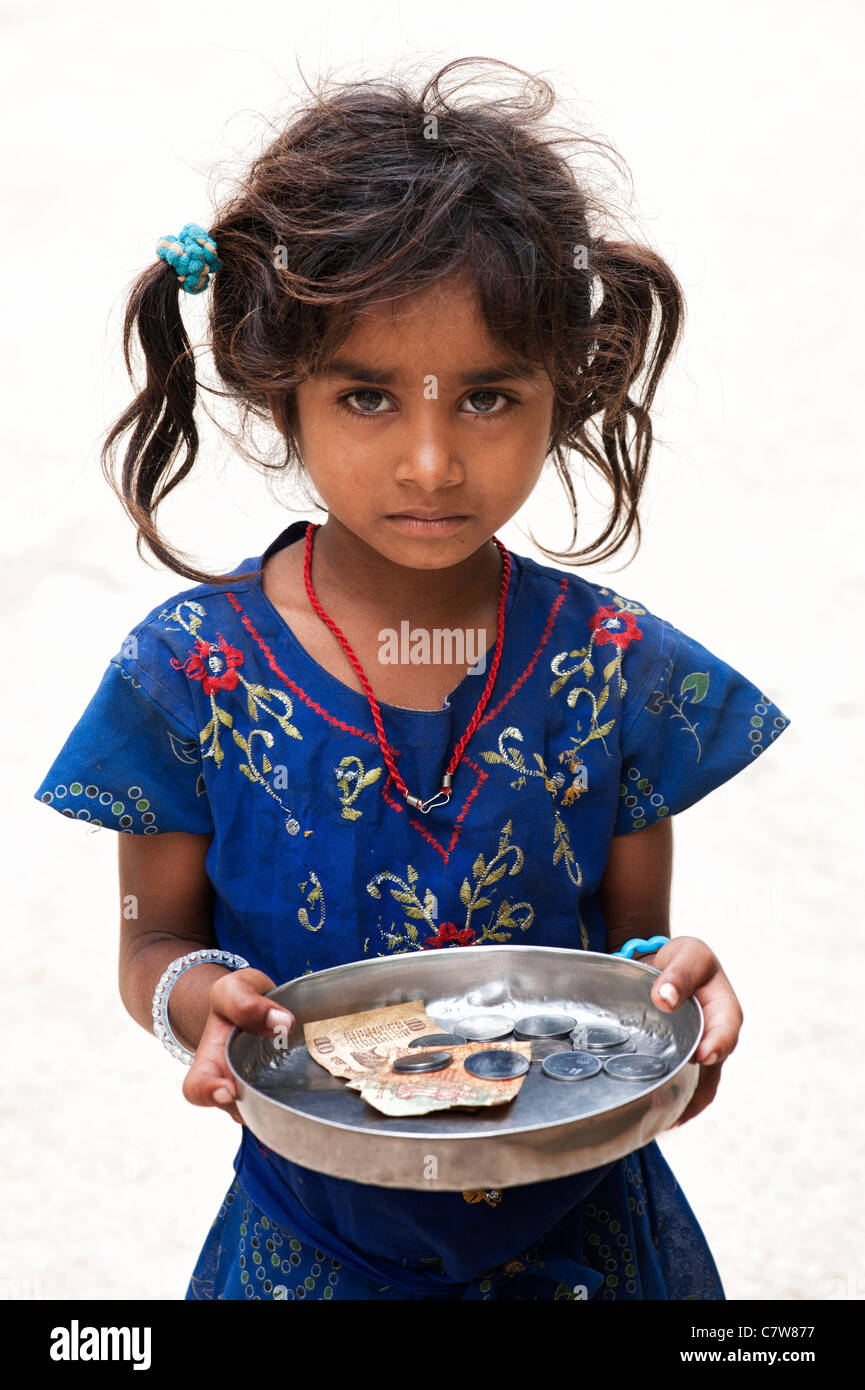 Los jóvenes pobres indios de castas inferiores niña de la calle, la mendicidad con placa de dinero. En Andhra Pradesh, India Foto de stock