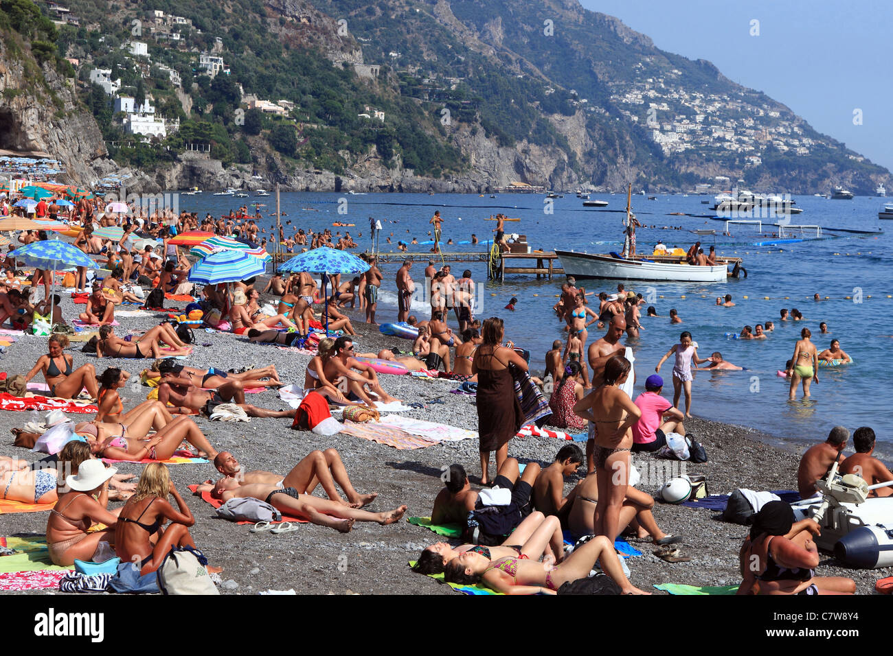 Italia, Campania, en la costa de Amalfi, Positano, Marina Playa Grande Foto de stock