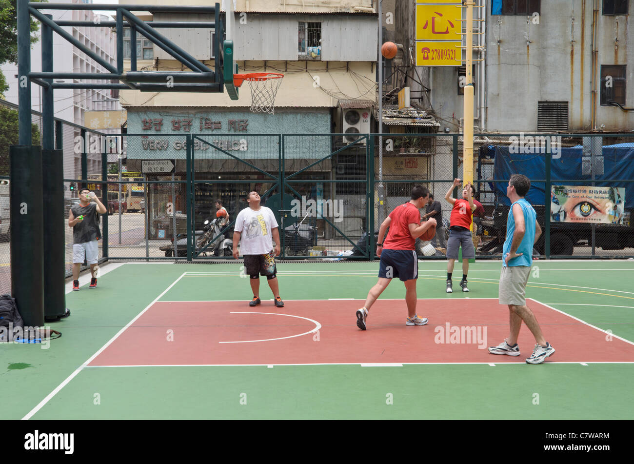 Cancha de baloncesto de la ciudad interior de Hong Kong Fotografía de stock  - Alamy