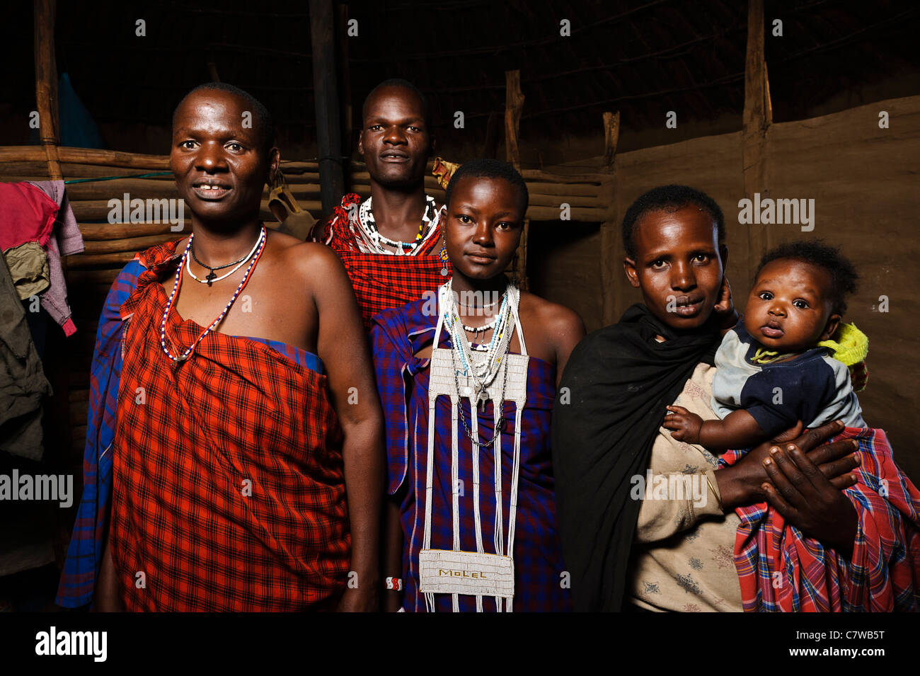 Retrato de una familia Masai vistiendo ropas tradicionales, Meserani, Tanzania. Foto de stock