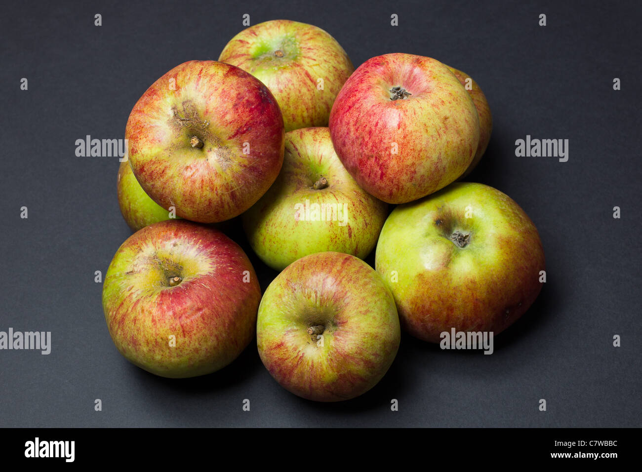 Las manzanas en inglés sobre fondo negro Foto de stock