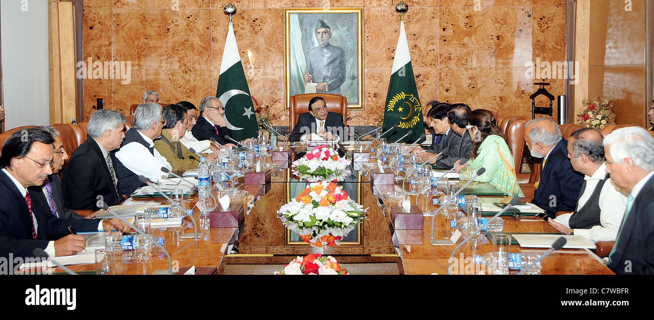 Presidente, Asif Ali Zardari, preside una reunión sobre PIA y CAA celebró en Aiwan-e-RASD en Islamabad Foto de stock