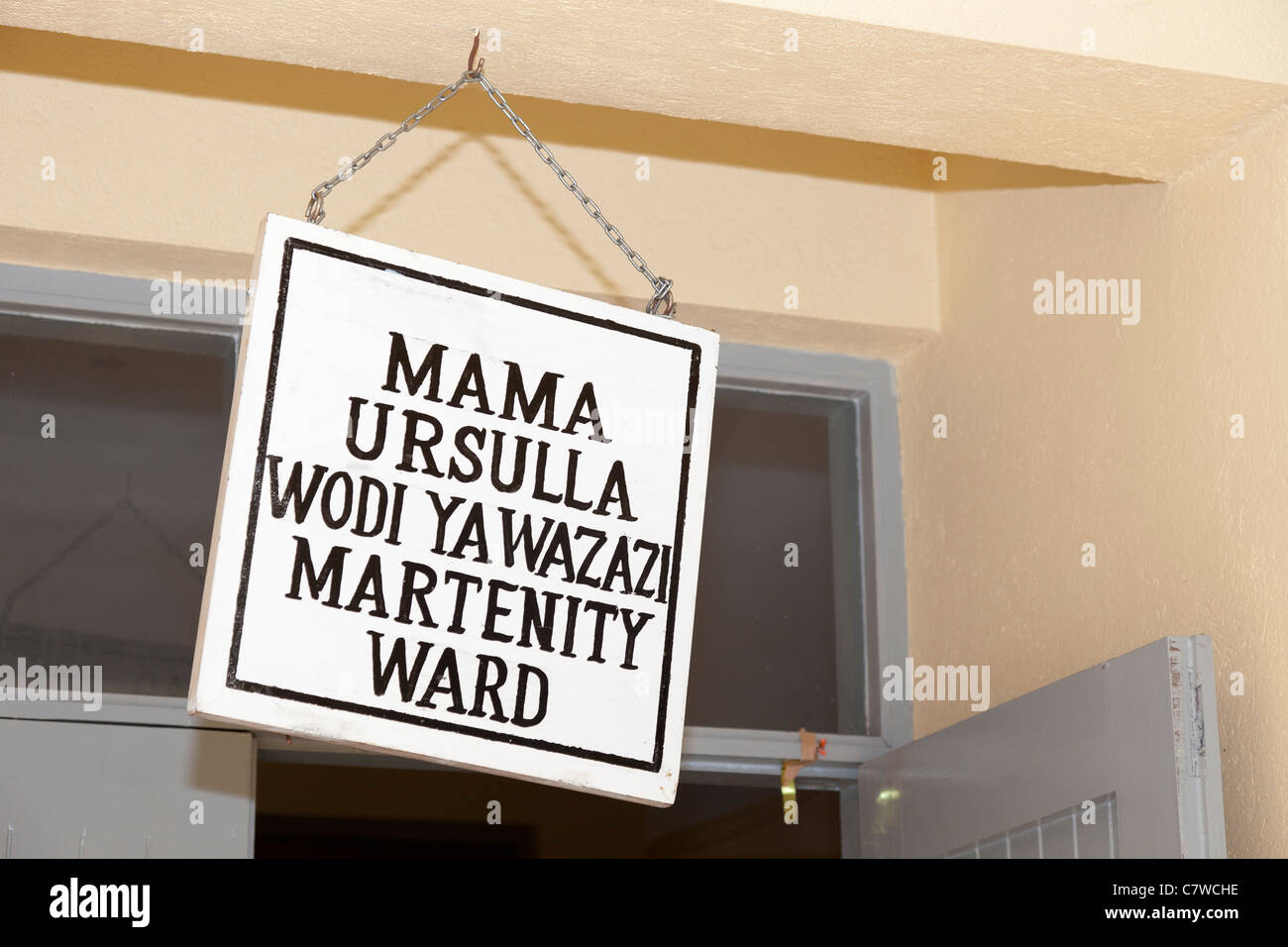 Para firmar la 'Mama Ursulla Wodi Yawazazi Maternidad' Hospital Marangu, Moshi, Tanzania Foto de stock