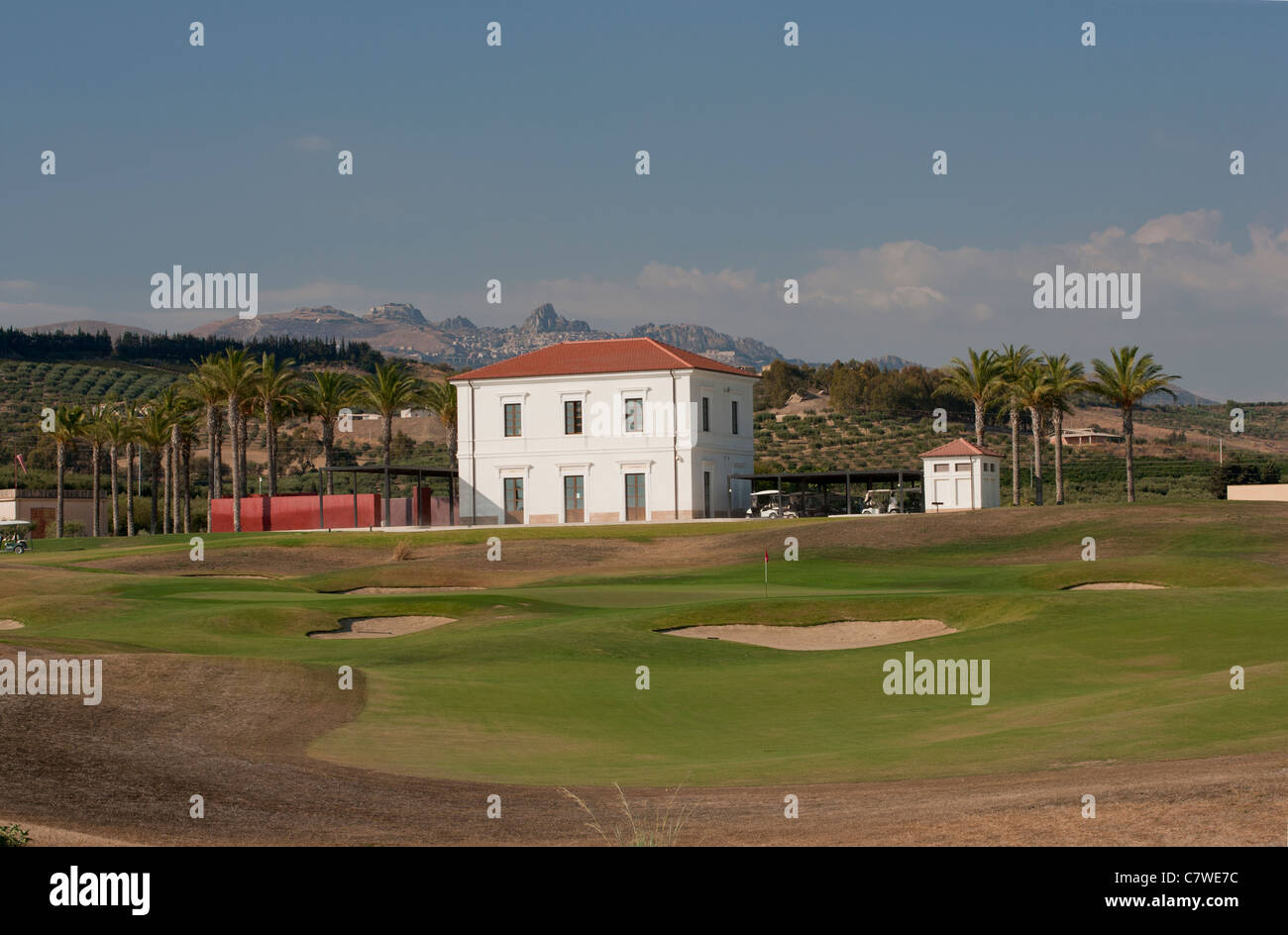 Estación italiana con un campo de golf en primer plano Foto de stock