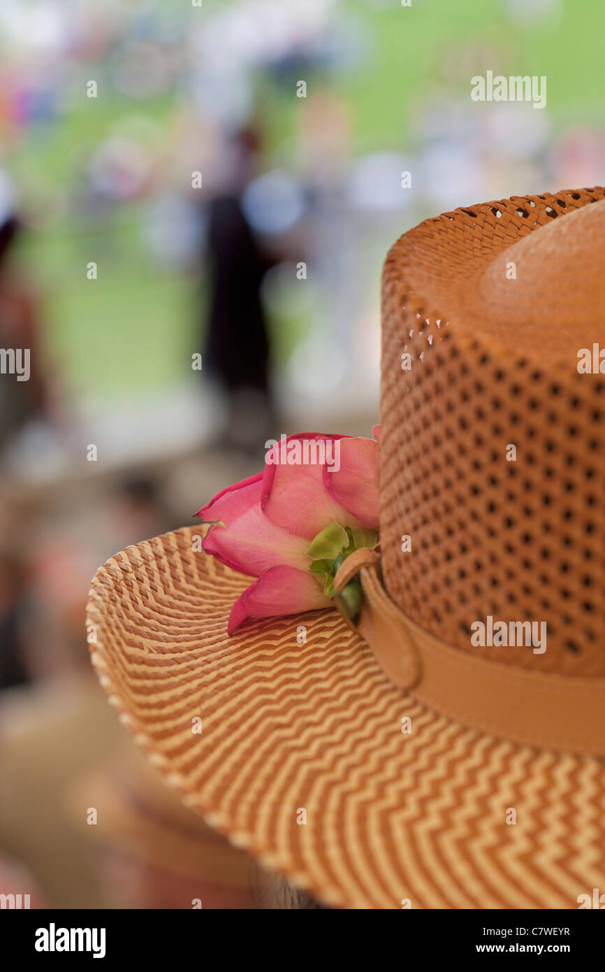 Sombrero de paja tejido fotografías e imágenes de alta resolución - Alamy