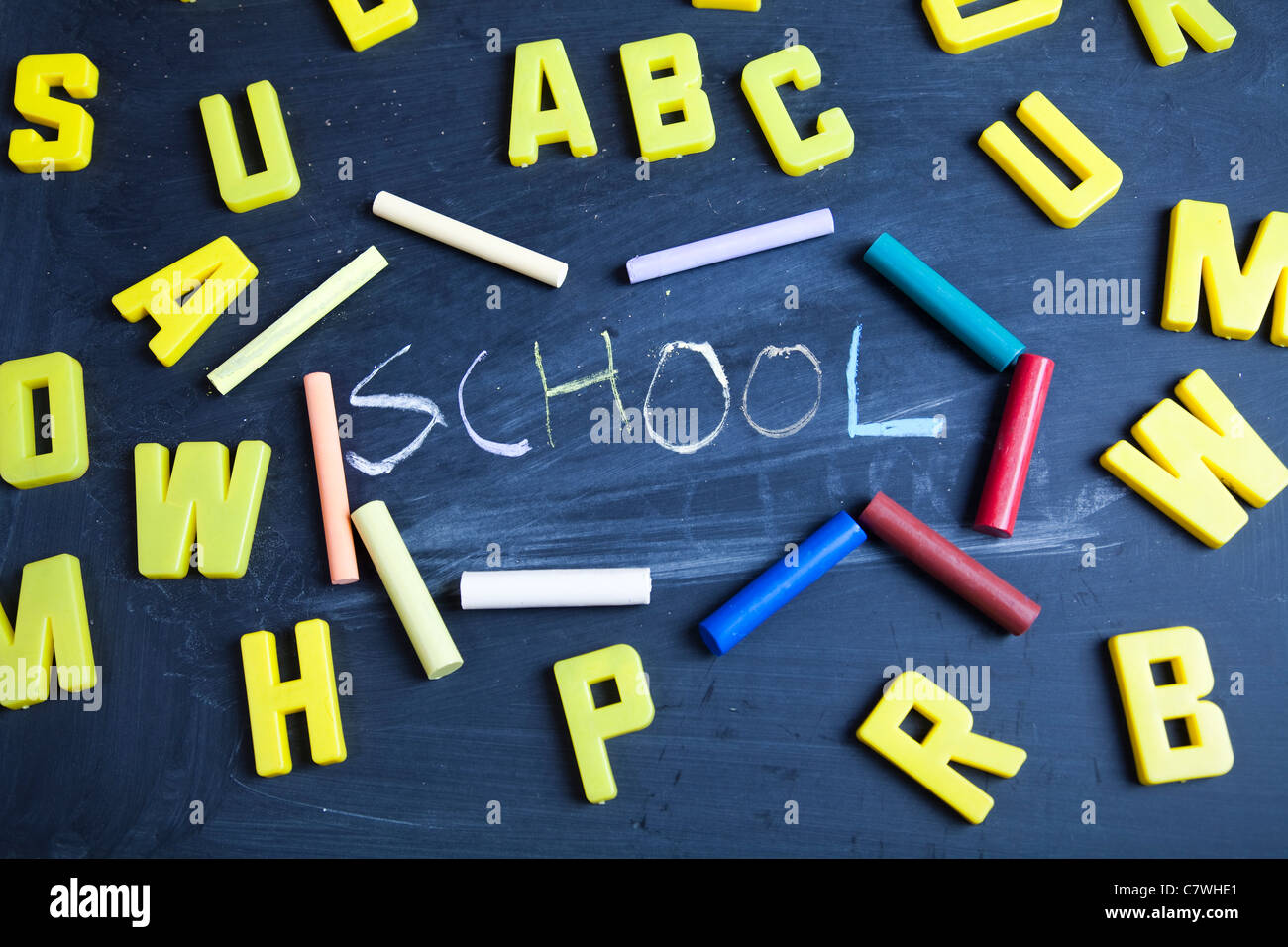 Y las letras del alfabeto en un pizarrón de escuela Fotografía de stock -  Alamy