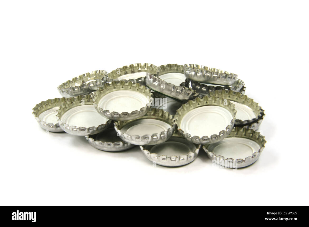 Lata de aluminio tapas de botellas reciclado concepto aislado sobre un  fondo blanco Fotografía de stock - Alamy