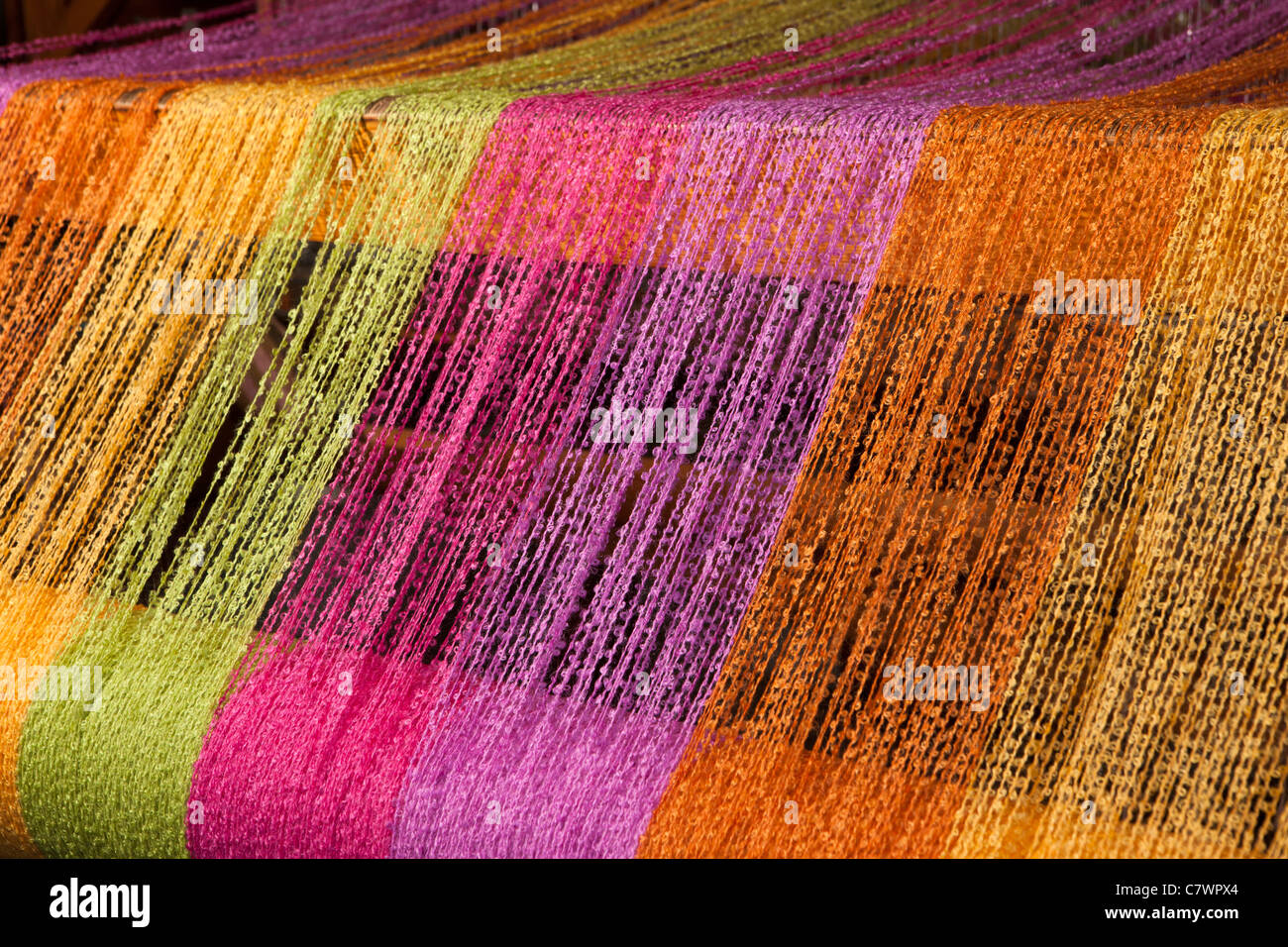 Irlanda, Co Wicklow, Avoca Handweavers Mill, hilos de colores vuelan en