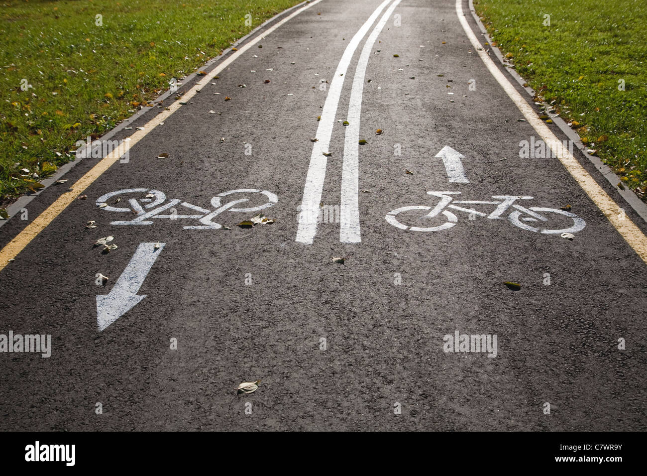 Carril para bicicletas con signo en el parque otoñal Foto de stock