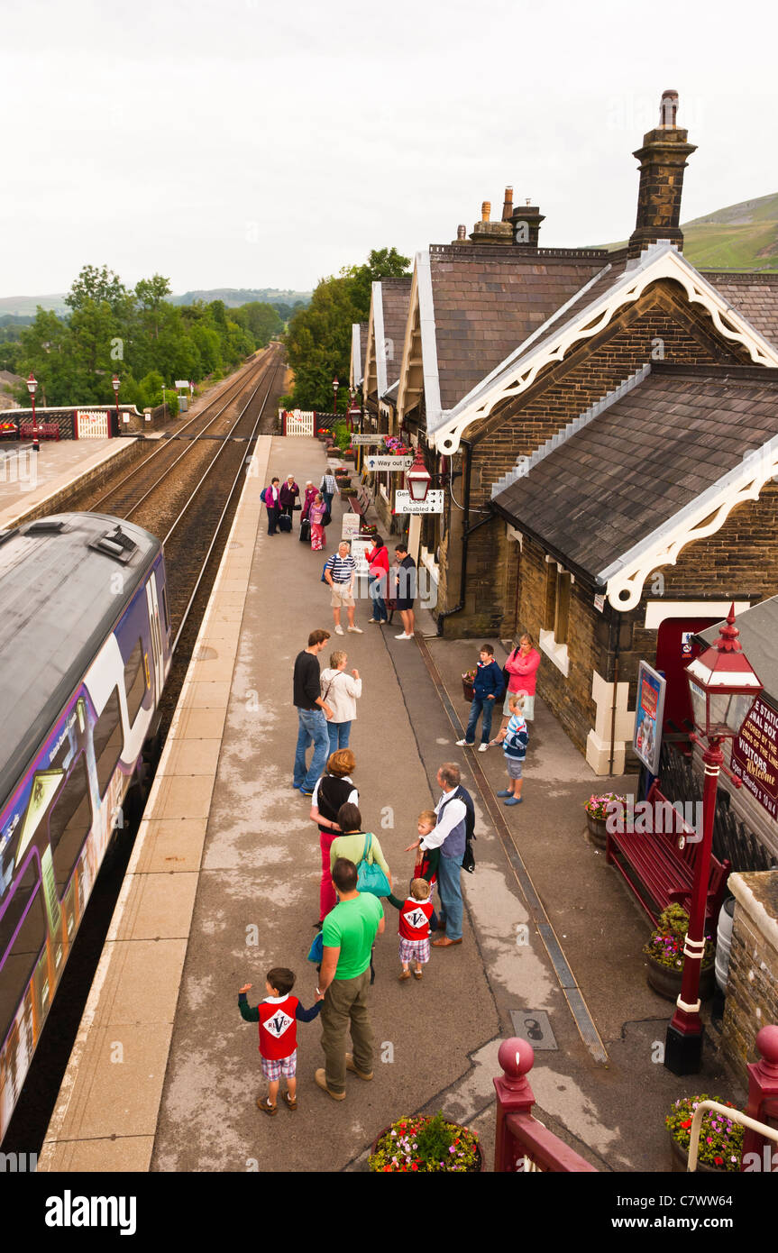 La Estación de Ferrocarril a asentarse en North Yorkshire, Inglaterra, Gran Bretaña, Reino Unido Foto de stock