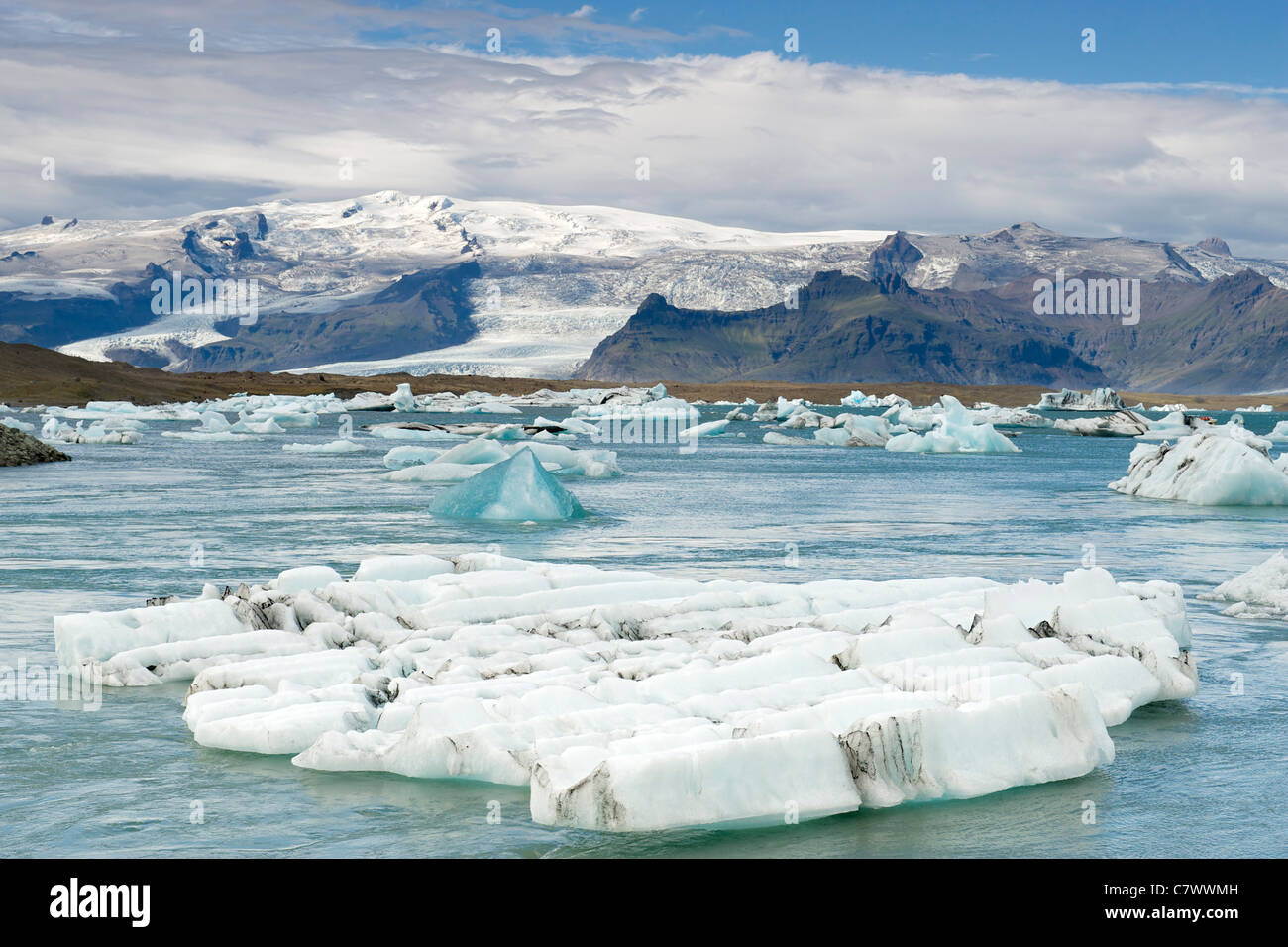 Icebergs flotando en el lago Jokullsarlon al pie del enorme glaciar Vatnajokull en el sureste de Islandia. Foto de stock