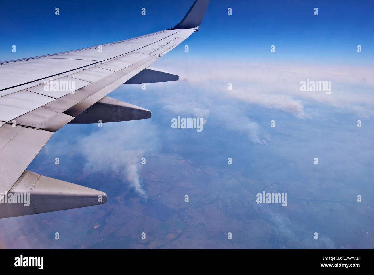 Volando sobre los incendios forestales, el Centro de Queensland, Australia Foto de stock