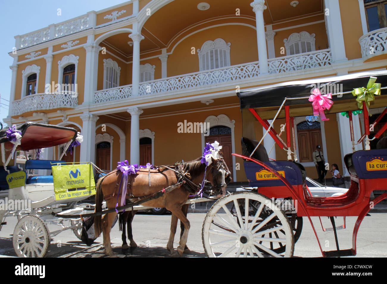 Granada Nicaragua,Centro América,Plaza Granada,Calle Vega,Patrimonio colonial,barrio histórico,arquitectura balcón,colores brillantes,fachada,caballo dibujado Foto de stock