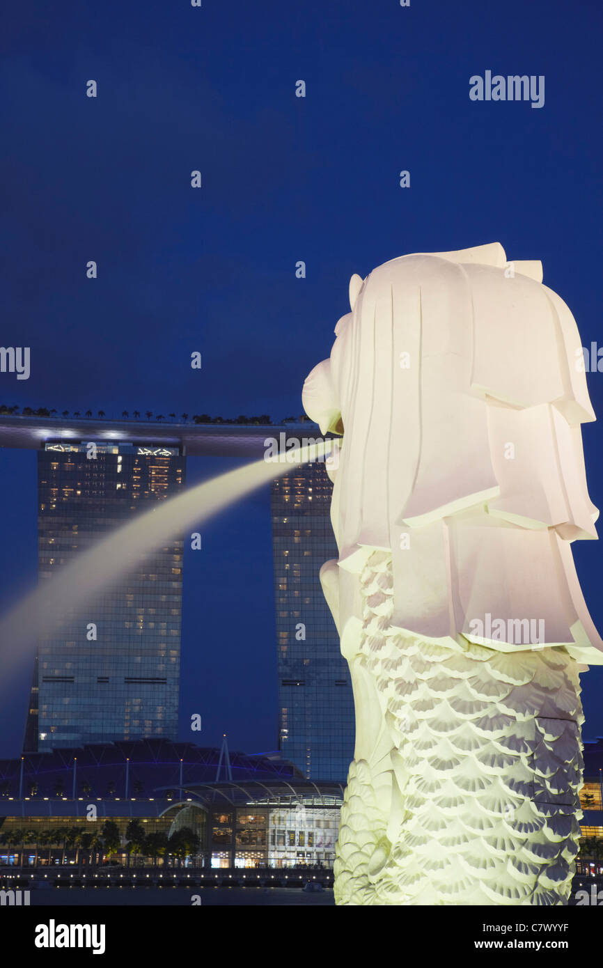La estatua Merlion y Marina Bay Sands Hotel al atardecer, Singapur Foto de stock