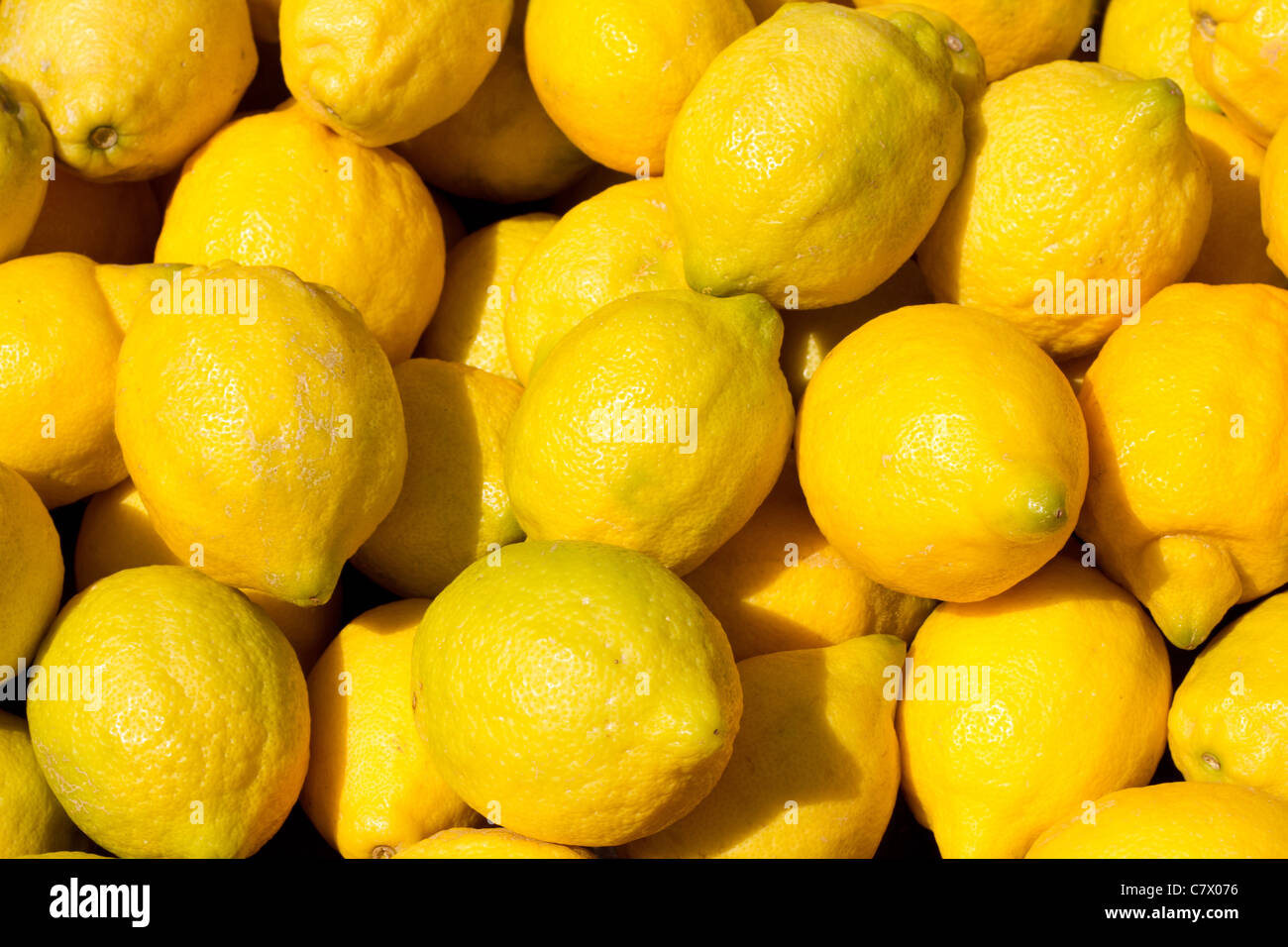 Amarillo limón los cítricos en el mercado Foto de stock