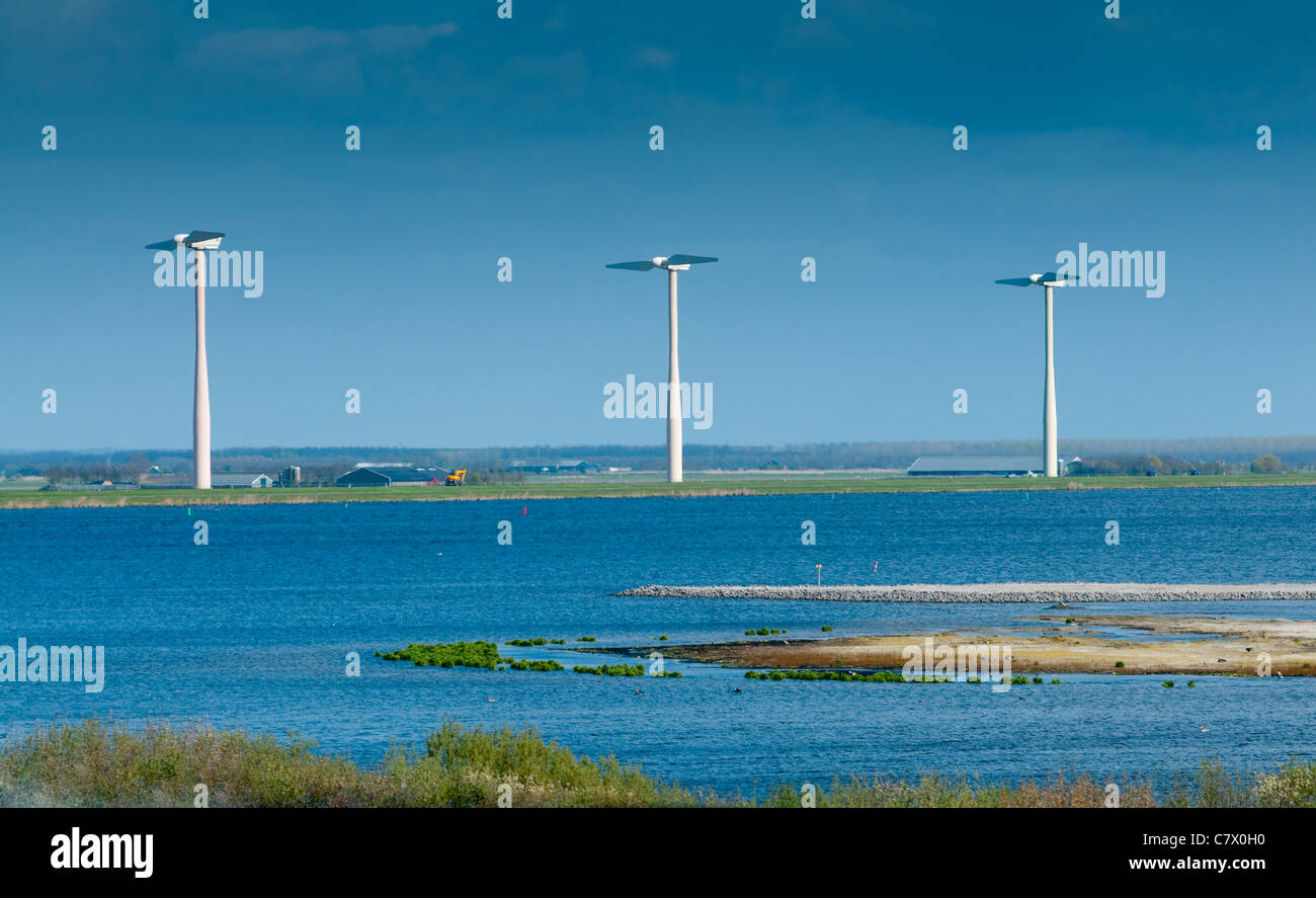 Las turbinas eólicas en una fila en el Almere, Holanda Eemmeerdijk  Fotografía de stock - Alamy