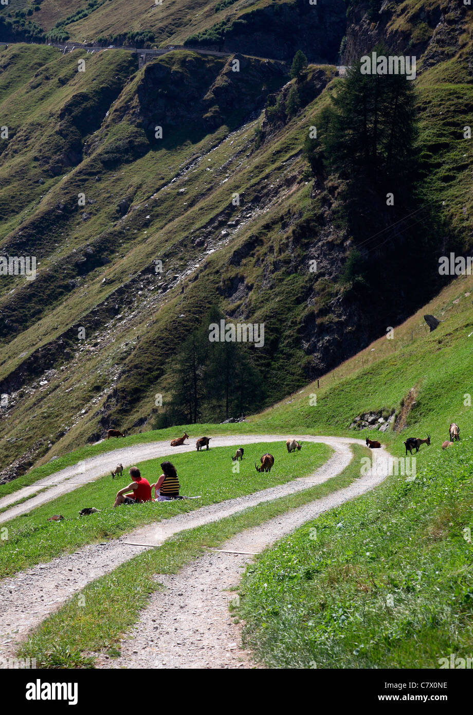 Tomando un descanso - paso de montaña, Italia, el Tirol del Sur Foto de stock