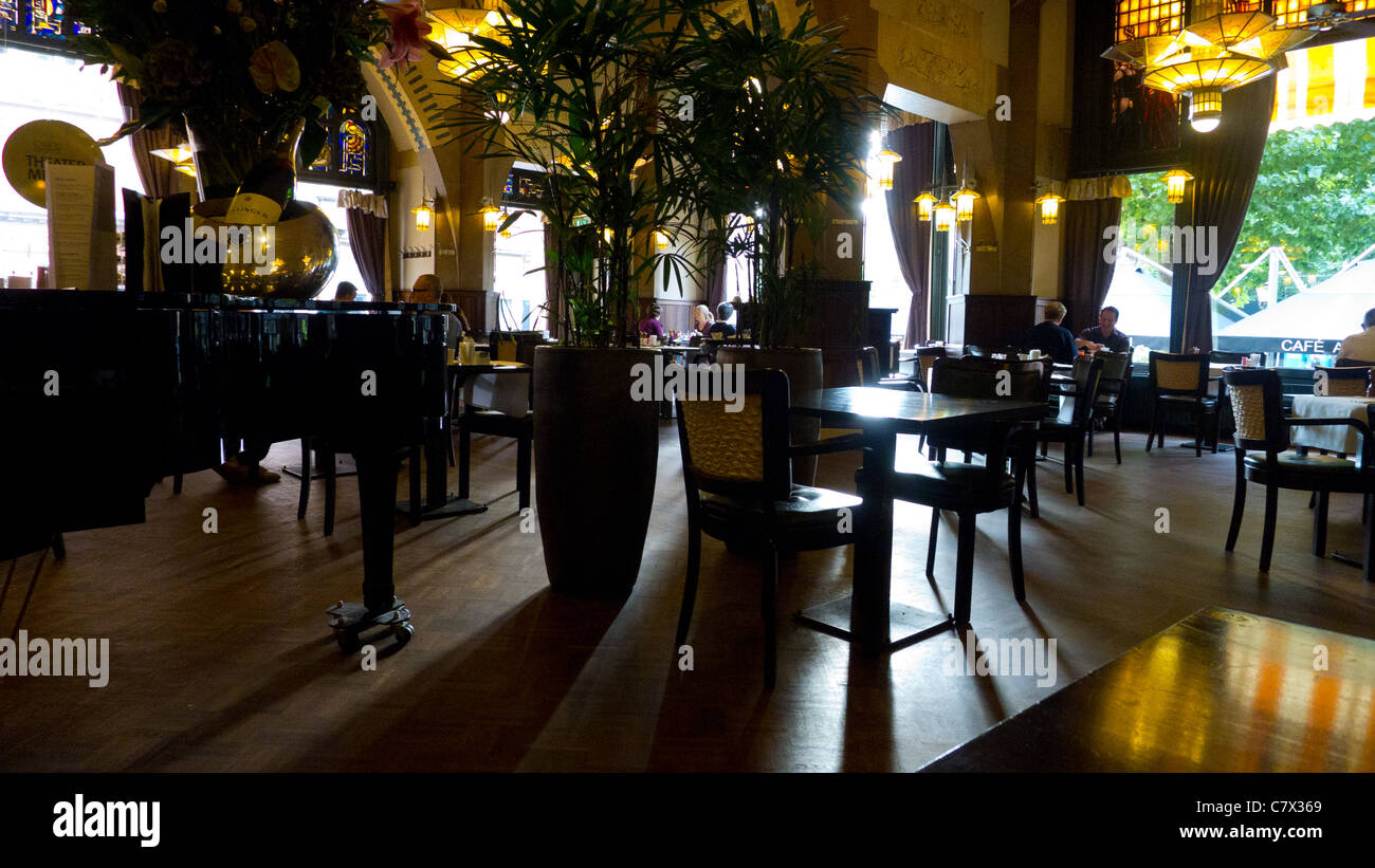 Interior del Café Americain, en Amsterdam, en un edificio de estilo Art Deco y el antiguo Grand Cafe en los Países Bajos, construido en 1902. Foto de stock